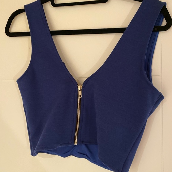 Low cut Crop top - Picture 3 of 5